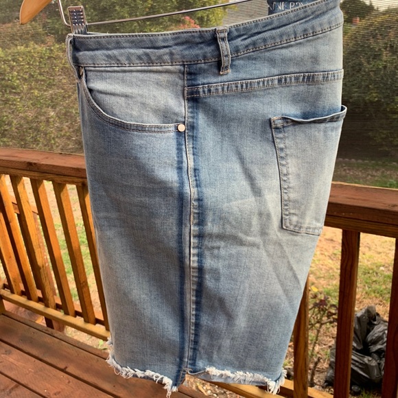 Raw edge Bermuda shorts - Picture 4 of 5